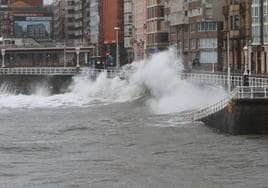 El fuerte oleaje que ha azotado este domingo la playa de San Lorenzo.