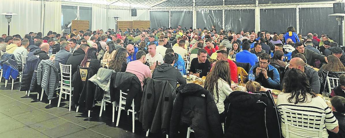 Los participantes en la XV Ruta Saltasucos, durante la cena de hermandad celebrada el viernes pasado.