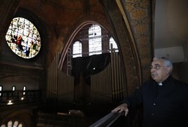 Andamios. El rector de la basílica del Sagrado Corazón, Manuel Robles, ante los huecos de las tres vidrieras de la fachada principal ya retiradas.