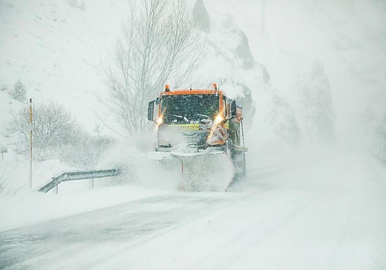 Pajares, bajo la nieve, cerrado para vehículos pesados.