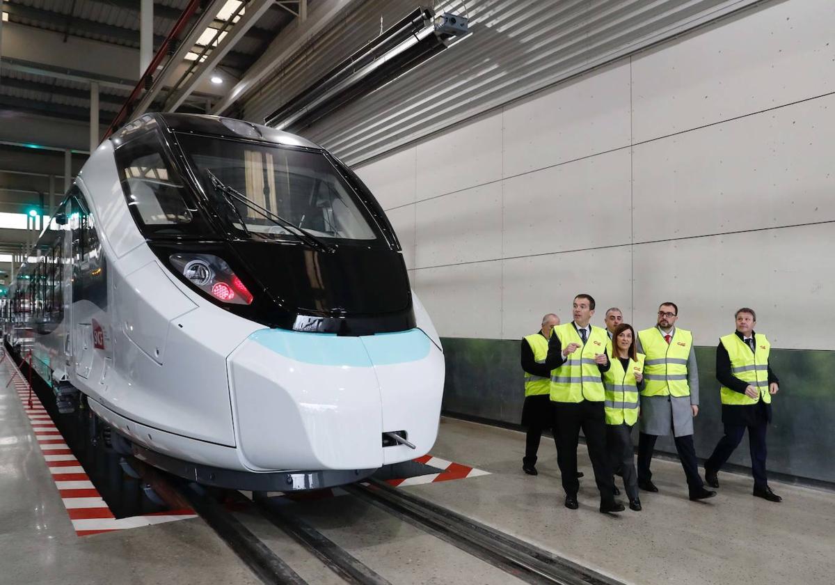 El presidente del Principado, Adrián Barbón, en el acto al corte de la primera chapa para los nuevos trenes.