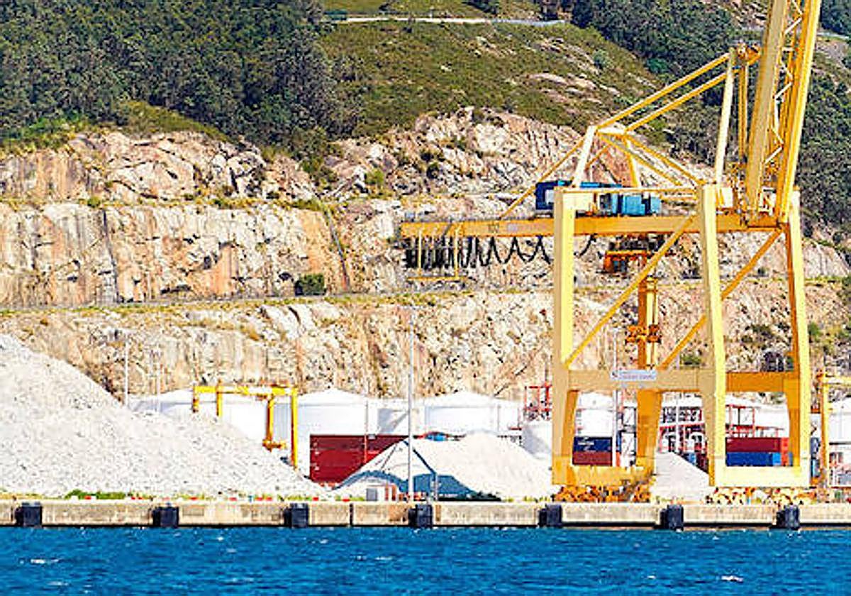 Un buque con contenedores en el puerto exterior del Ferrol.
