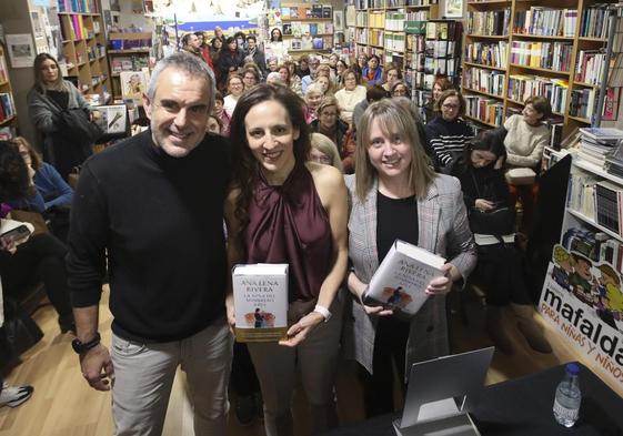 El librero Rafa Gutiérrez, Ana Lena Rivera y la escritora Verónica García-Peña.