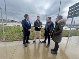 El portavoz del PP de Siero, Juan Luis Berros; el diputado regional Andrés Ruiz; y los ediles Javier Mateus y Graciela Velasco, ayer, en el macropolígono industrial de Bobes.