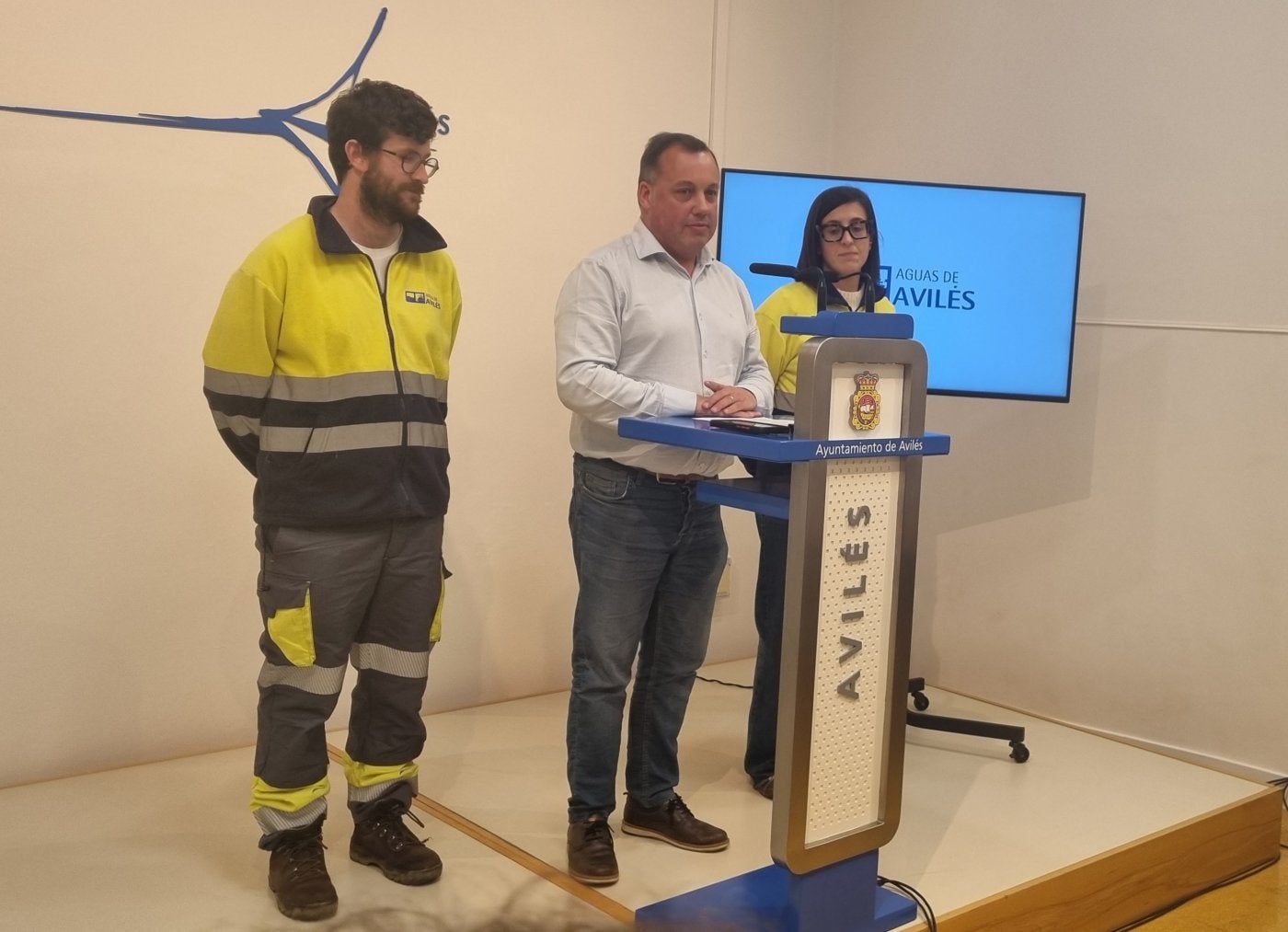 Guillermo Noriega, jefe de la estación de La Lleda; Pelayo García, edil de Medio Ambiente; y Elena Losada, directora técnica de Aguas de Avilés.