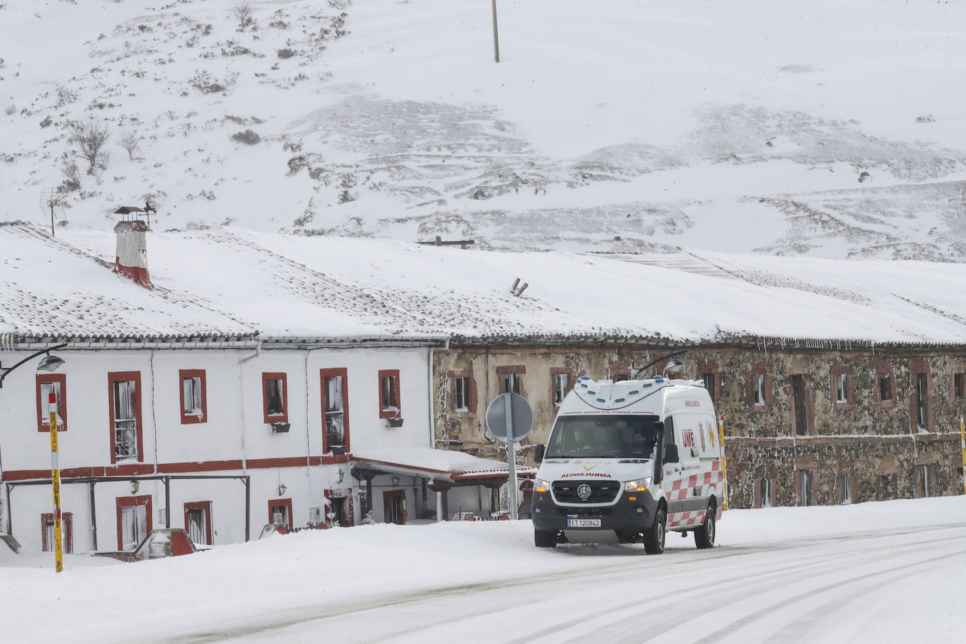 &#039;Mónica&#039; cubre de nieve Pajares