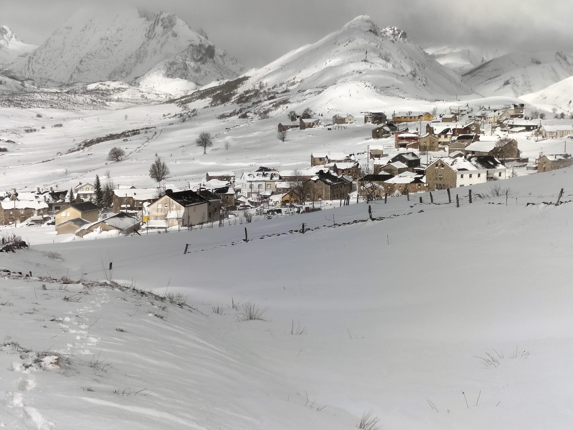 &#039;Mónica&#039; cubre de nieve Pajares
