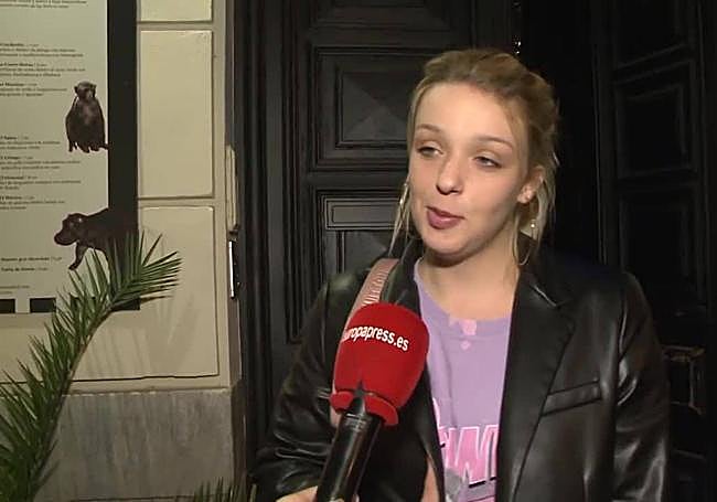 Zayra Gutiérrez atendiendo a los medios.