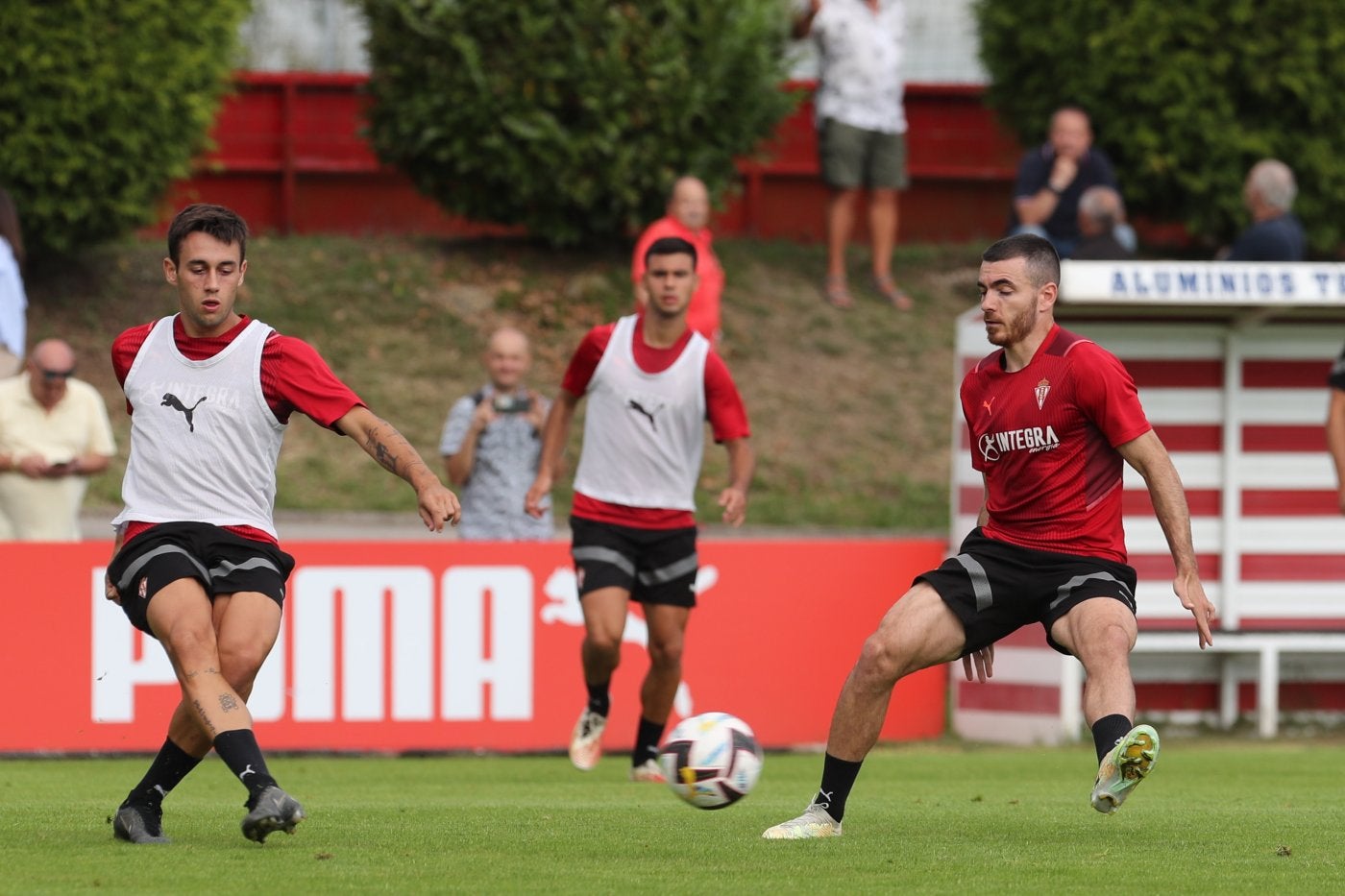 Pedro Díaz, en un entrenamiento del curso pasado con el Sporting, junto a Víctor Campuzano, con Diego Sánchez al fondo.
