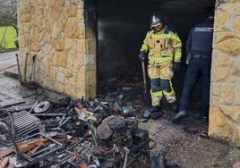 Las imágenes que deja el incendio en una casa de la parroquia gijonesa de Castiello