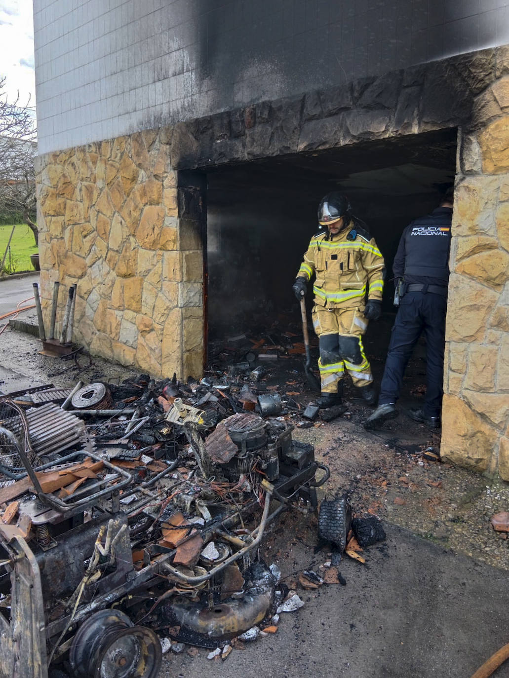 Las imágenes que deja el incendio en una casa de la parroquia gijonesa de Castiello