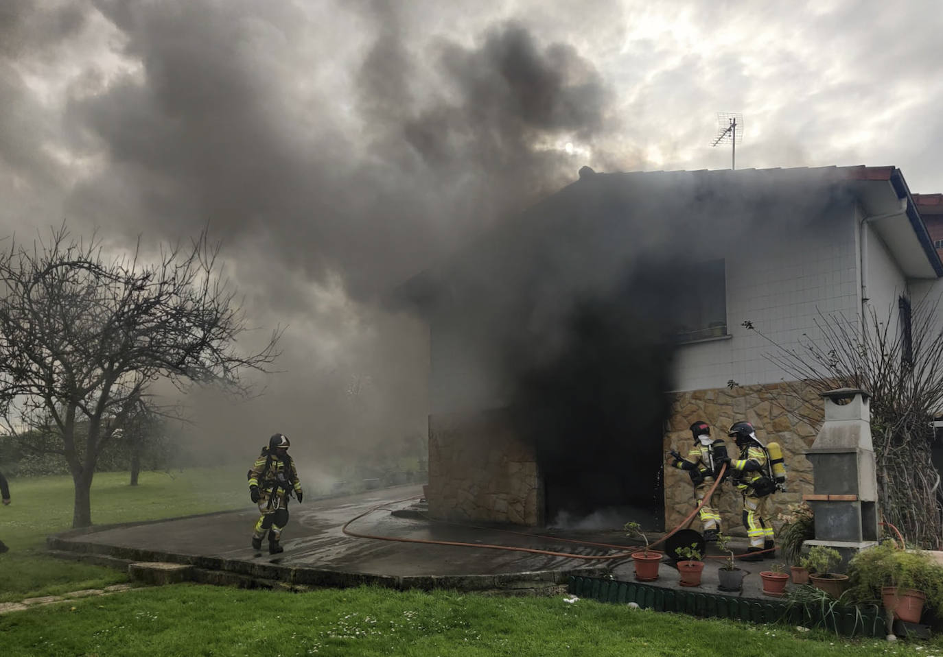 Las imágenes que deja el incendio en una casa de la parroquia gijonesa de Castiello