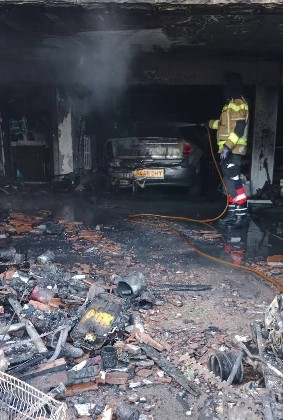 Las imágenes que deja el incendio en una casa de la parroquia gijonesa de Castiello