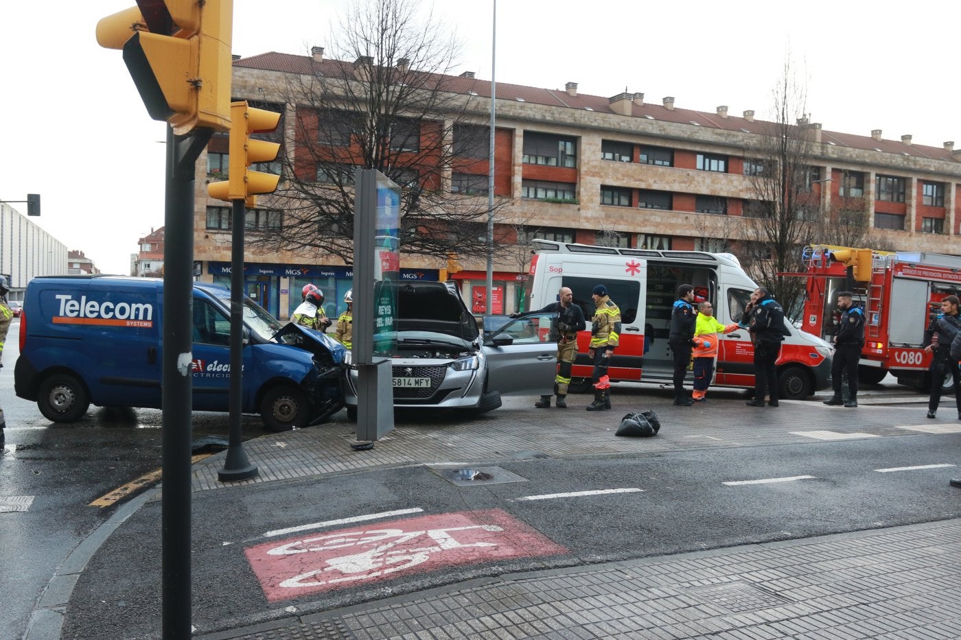 Bomberos y policías intervienen en el accidente.