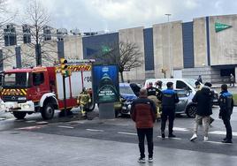 Herido un hombre de 55 años al empotrar su coche contra un mupi en Gijón