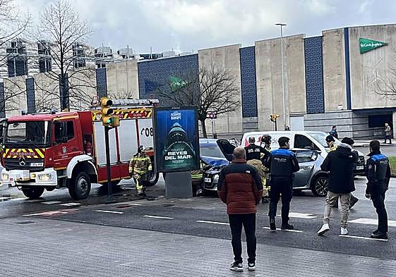 Herido un hombre de 55 años al empotrar su coche contra un mupi en Gijón