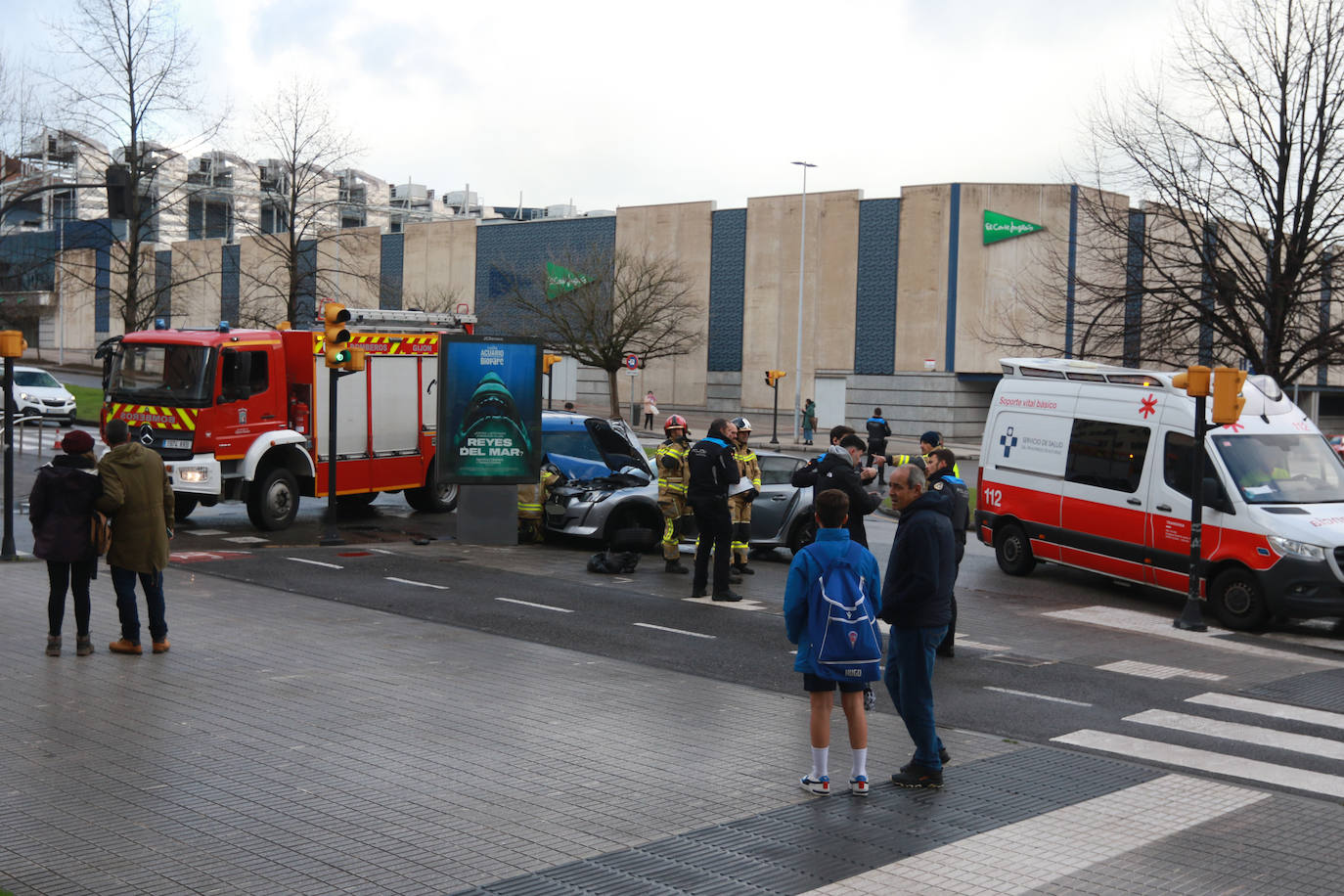 Las imágenes del accidente en la calle Velázquez de Gijón