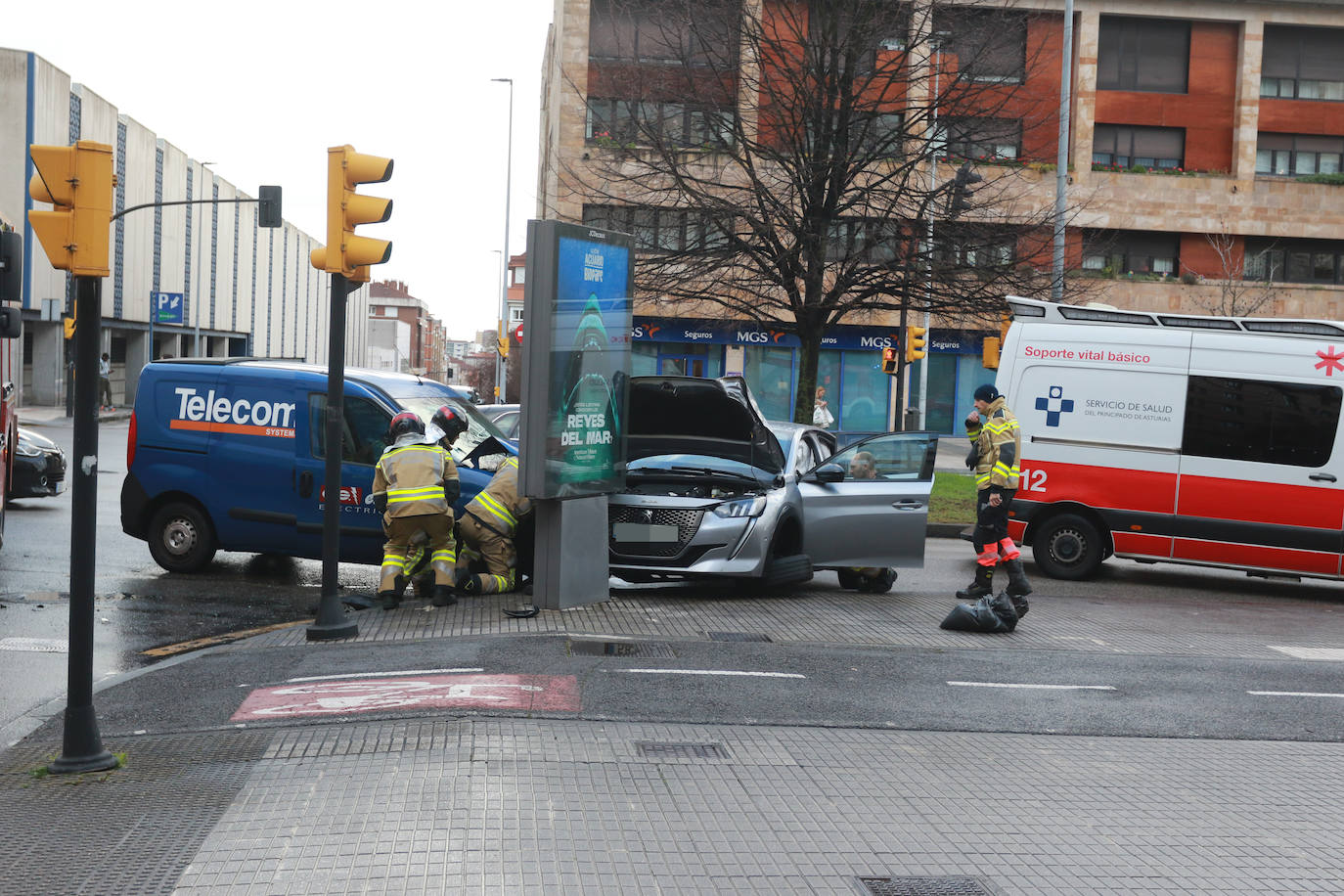 Las imágenes del accidente en la calle Velázquez de Gijón