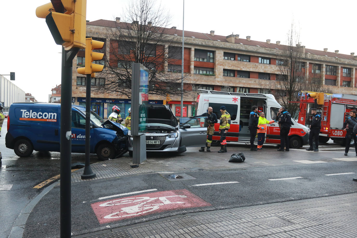 Las imágenes del accidente en la calle Velázquez de Gijón