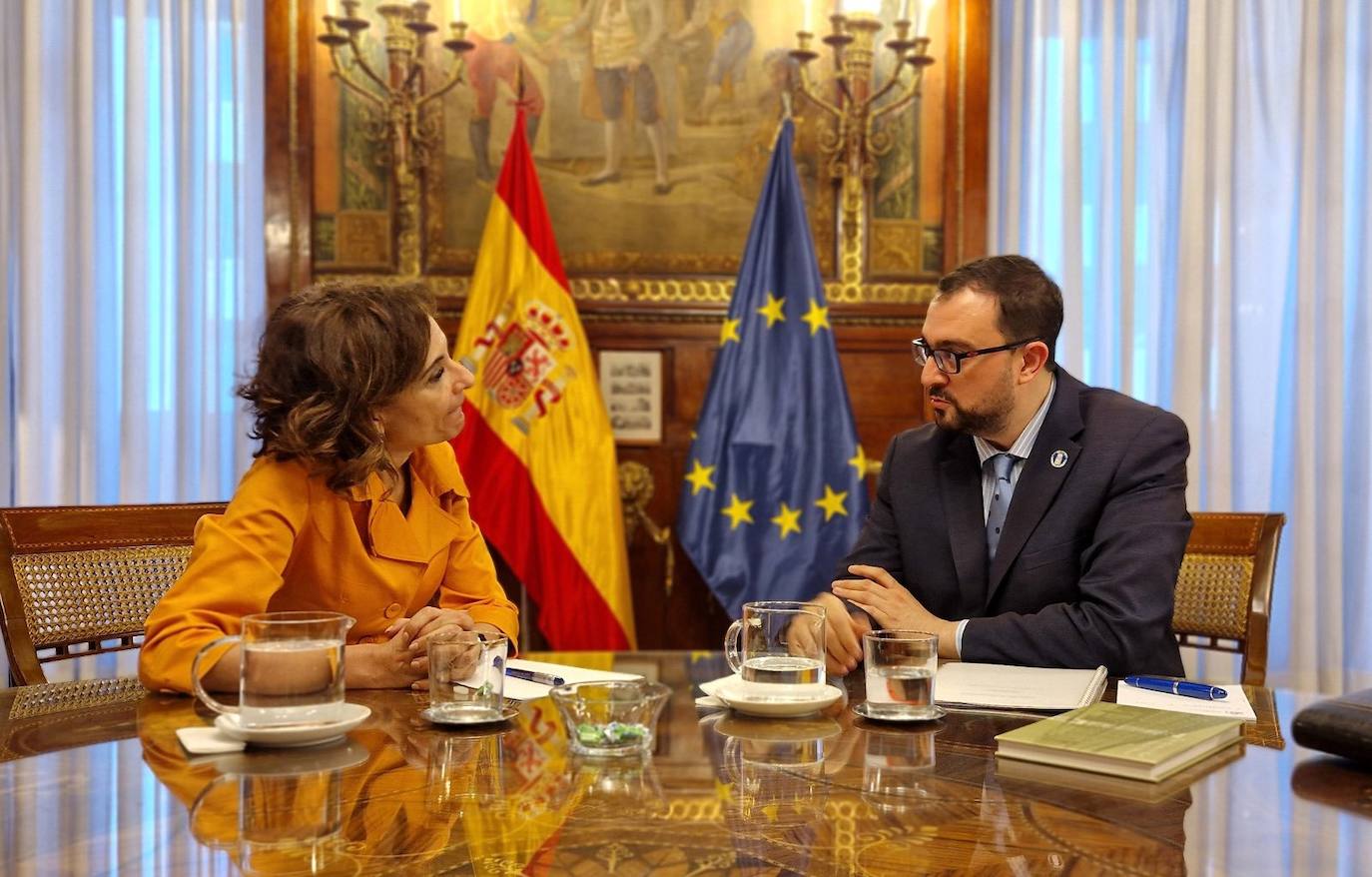 La ministra de Hacienda, María Jesús Montero, y el presidente de Asturias, Adrián Barbón, durante el encuentro que han mantenido este jueves.