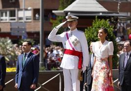 Los Reyes presidiendo el desfile el pasado año, celebrado en Granada.