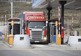 Un camión en el peaje del Huerna.