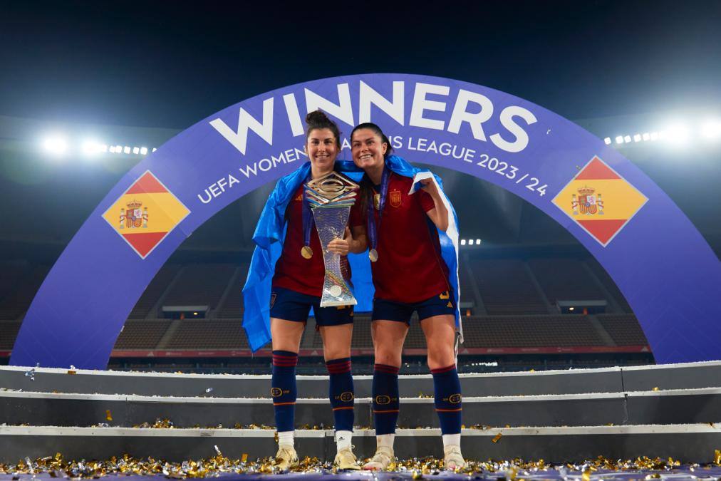 Lucía García y María Méndez, con la copa de campeonas de la Liga de las Naciones.