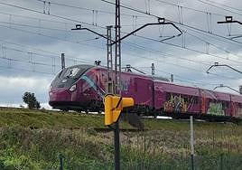 El Avril que llegó esta semana a Asturias preparado para prestar el servicio AVLO, detenido en La Calzada y ya con grafitis.