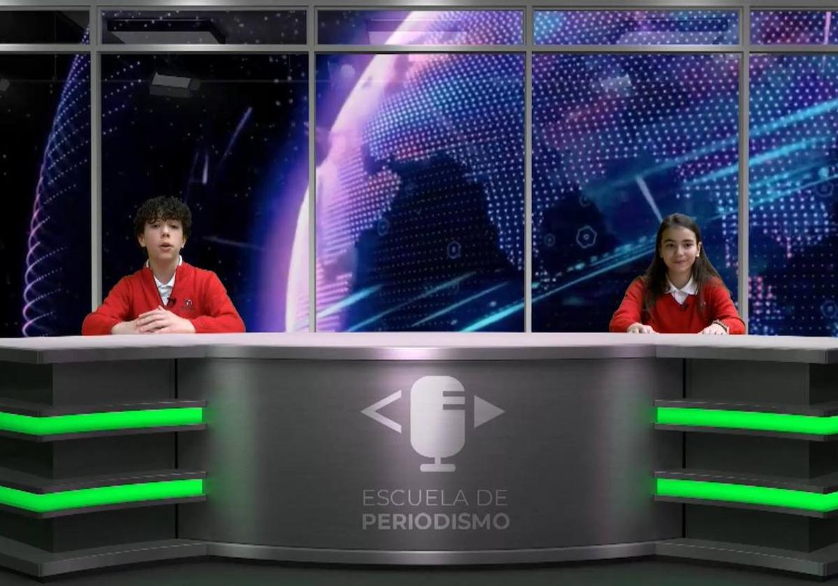 Diego Rojas e Inés Méndez, los alumnos encargados de presentar el informativo 'Hacia un mundo mejor'