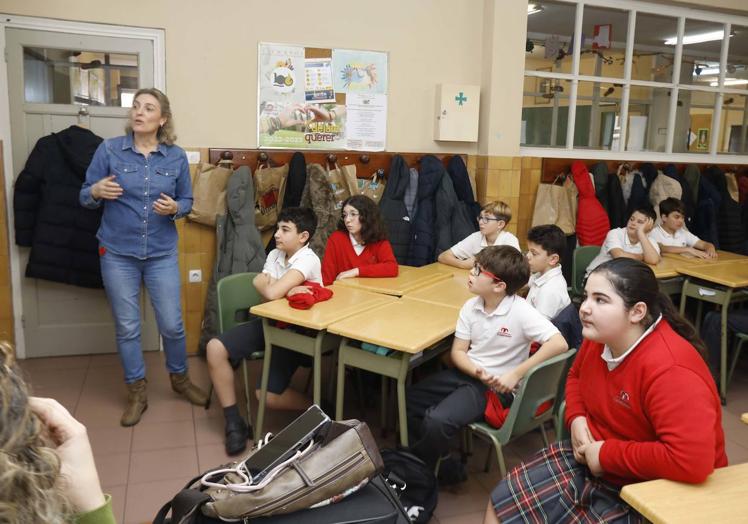 La periodista Mónica Yugueros explicando el taller.