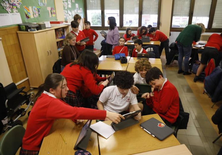 Alumnos de sexto C durante la edición de los vídeos.