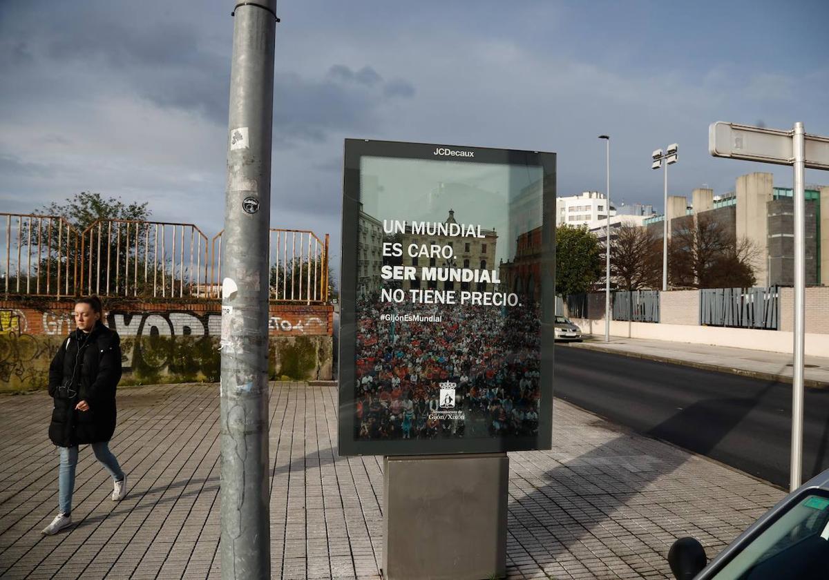 Uno de los carteles con la nueva campaña del Ayuntamiento.