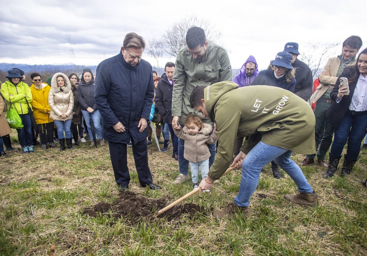 El alcalde, con la pequeña Nora y su padre, en la plantación del primer ejemplar