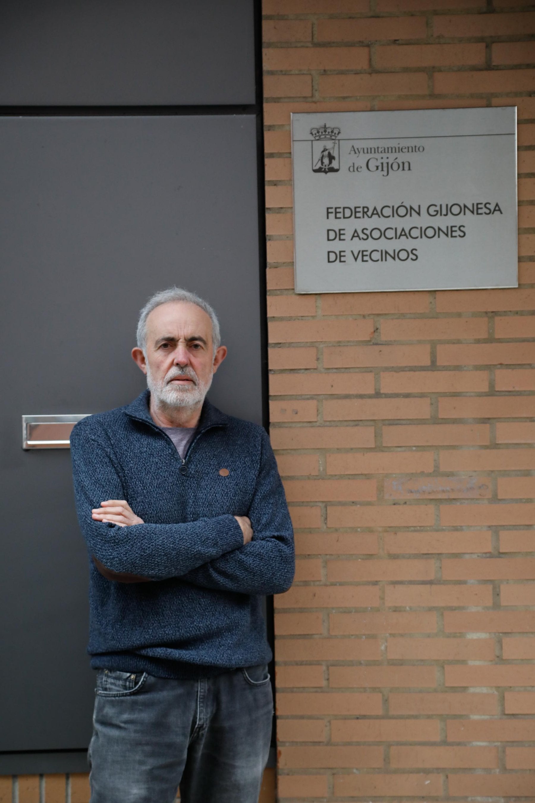 Manuel Cañete, frente al local de la federación vecinal en Moreda.