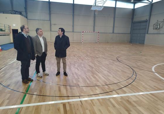 Gerardo Sanz, José Antonio González y Antonio de Luis Solar, en el polideportivo de Lugo de Llanera.