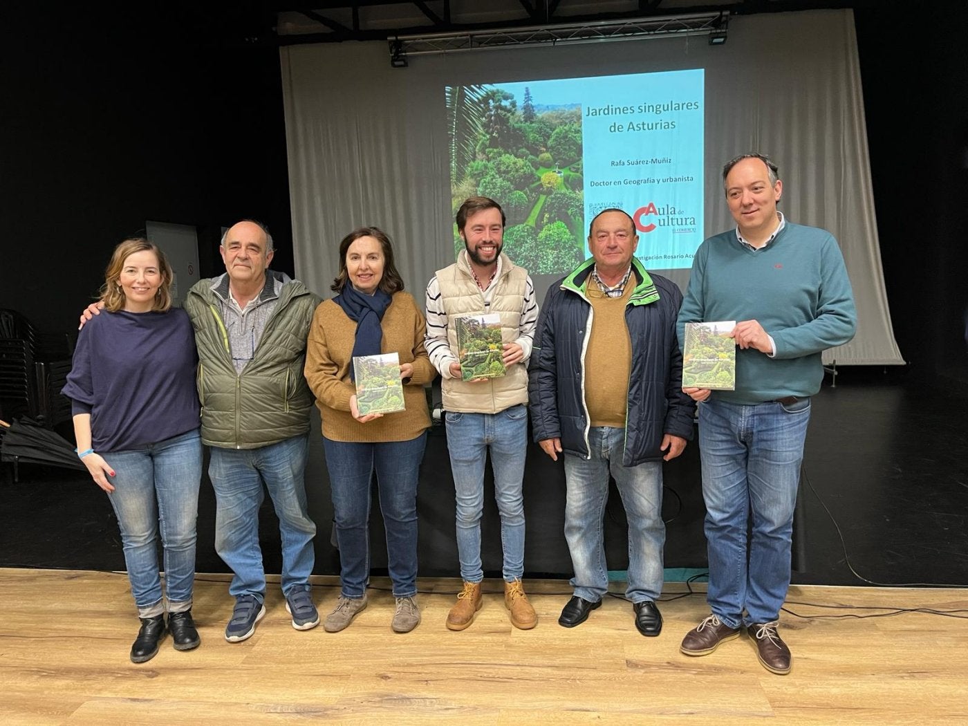 Rocío Vega, José Miguel Beneyto, Inés Lombas, Rafael Suárez-Muñiz, Juan Luis Díaz y Alejandro Vega, en el Ateneo Obrero de Villaviciosa.