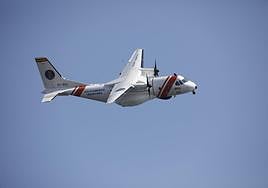 El avión de rastreo de Salvamento Marítimo, en el aire.