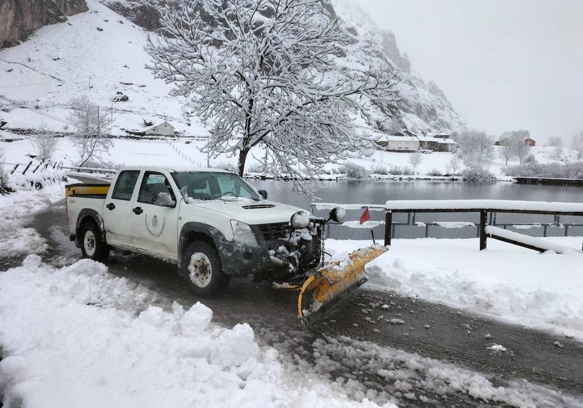 Lluvia, frío y nieve: las imágenes que deja el temporal en Asturias este sábado