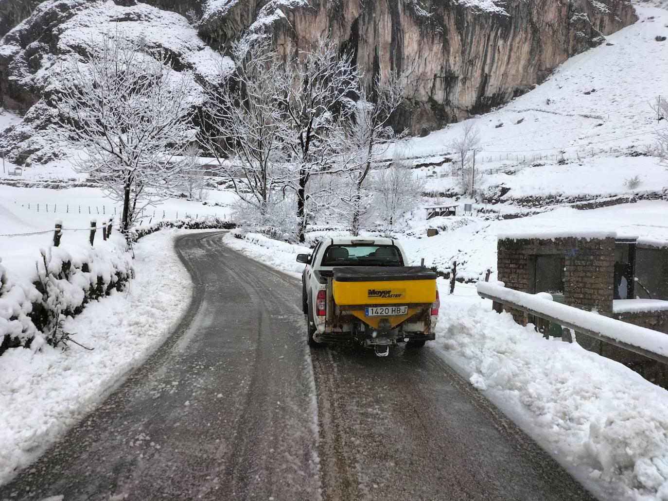 Lluvia, frío y nieve: las imágenes que deja el temporal en Asturias este sábado