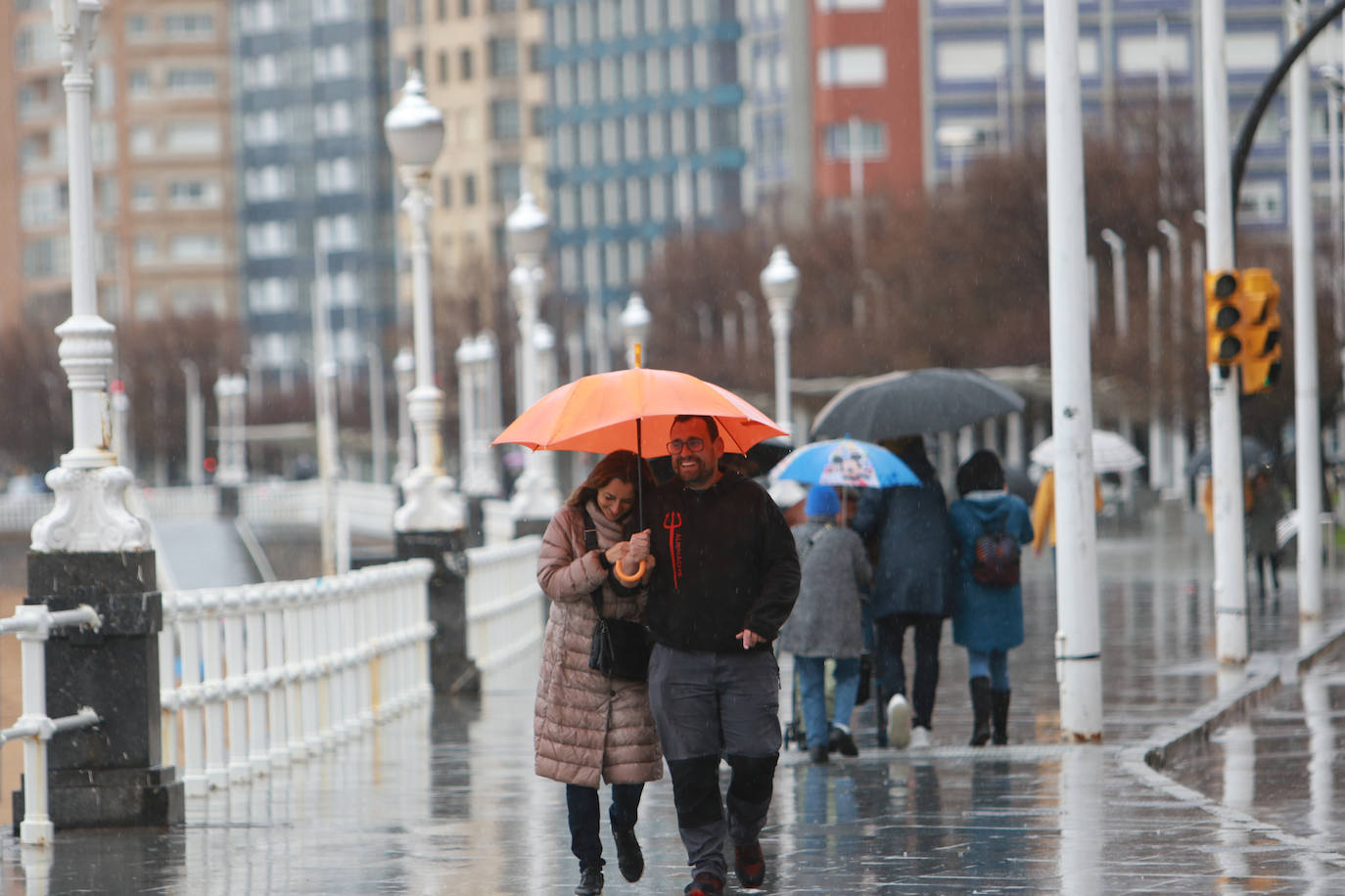 Lluvia, frío y nieve: las imágenes que deja el temporal en Asturias este sábado