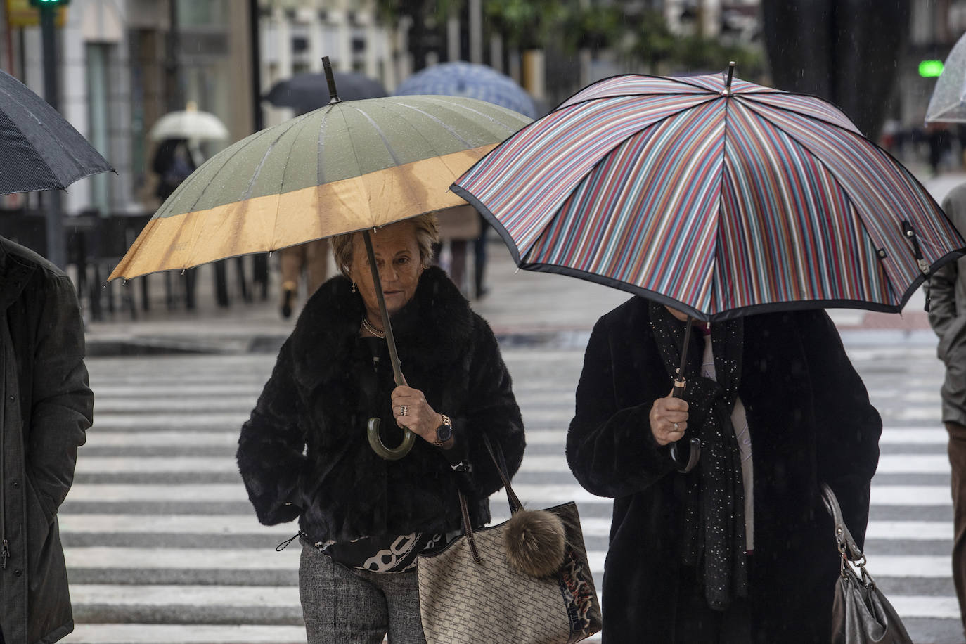 Lluvia, frío y nieve: las imágenes que deja el temporal en Asturias este sábado