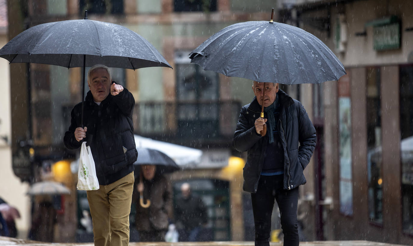 Lluvia, frío y nieve: las imágenes que deja el temporal en Asturias este sábado