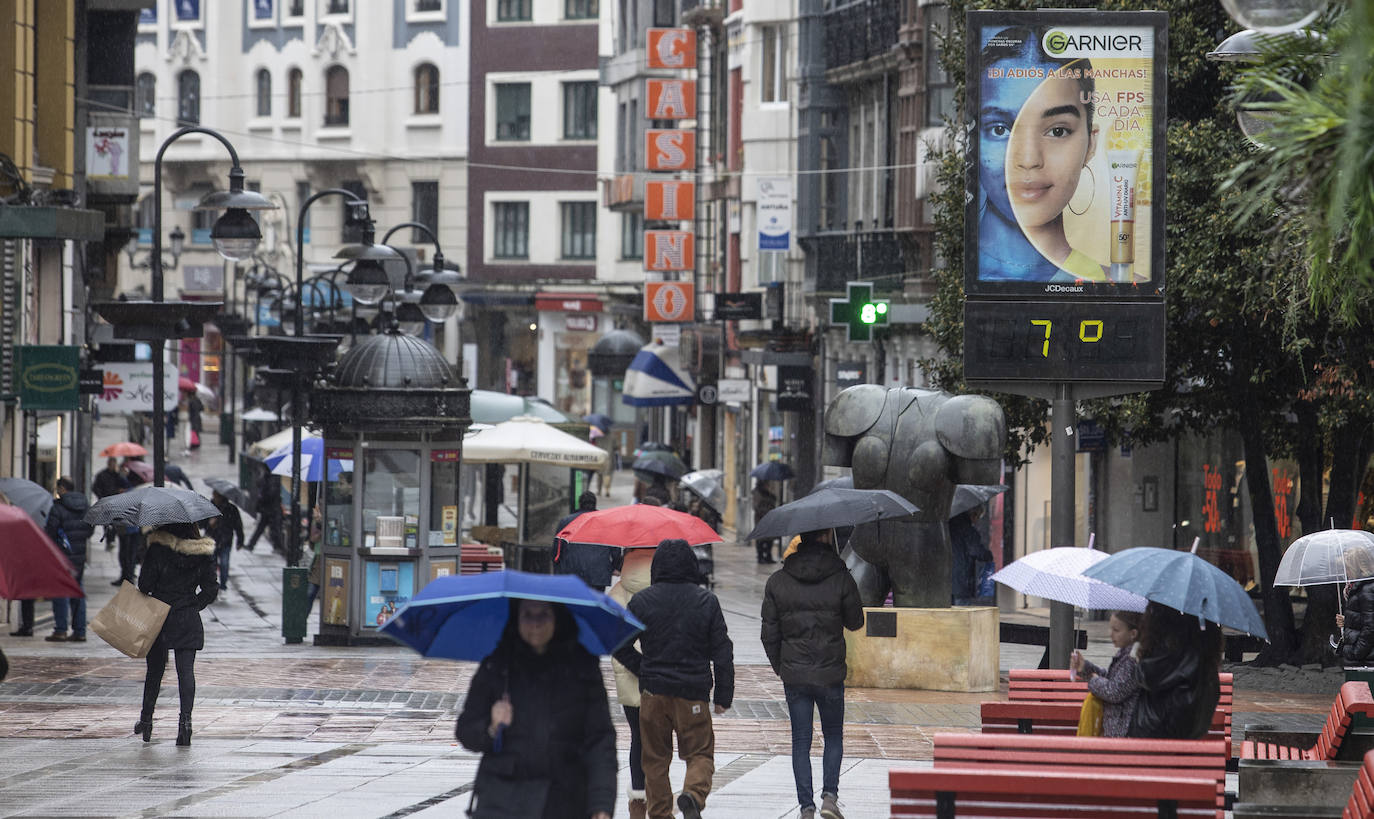 Lluvia, frío y nieve: las imágenes que deja el temporal en Asturias este sábado