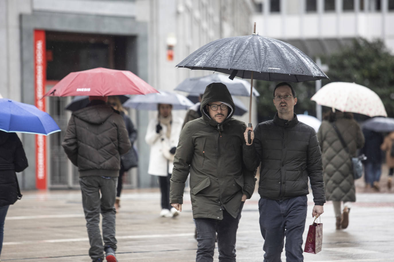 Lluvia, frío y nieve: las imágenes que deja el temporal en Asturias este sábado