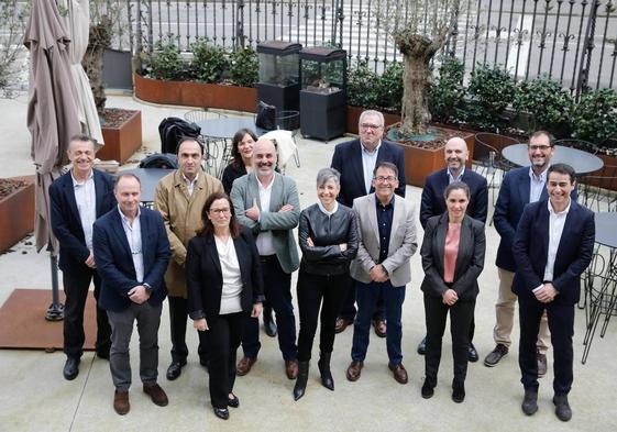 De izquierda a derecha, Jaime Fernández (Sekuens), Mario F. Fraga (ISPA-FINBA-CSIC), Alberto Carrero (ArcelorMittal), Covadonga Carballo (Windar), Natalia Macías (EL COMERCIO), Miguel Ángel Acero (Izertis), Cristina Tuero y José María Urbano (AsturiasInnova+), Ángel González (ELCOMERCIO), Leticia Rodríguez (AGBAR-Asturagua), Diego Oliveira (ELCOMERCIO), Ignacio del Río (Asturagua) e Íñigo Felgueroso (Idonial), minutos antes del inicio de la reunión del comité técnico de AsturiasInnova+.