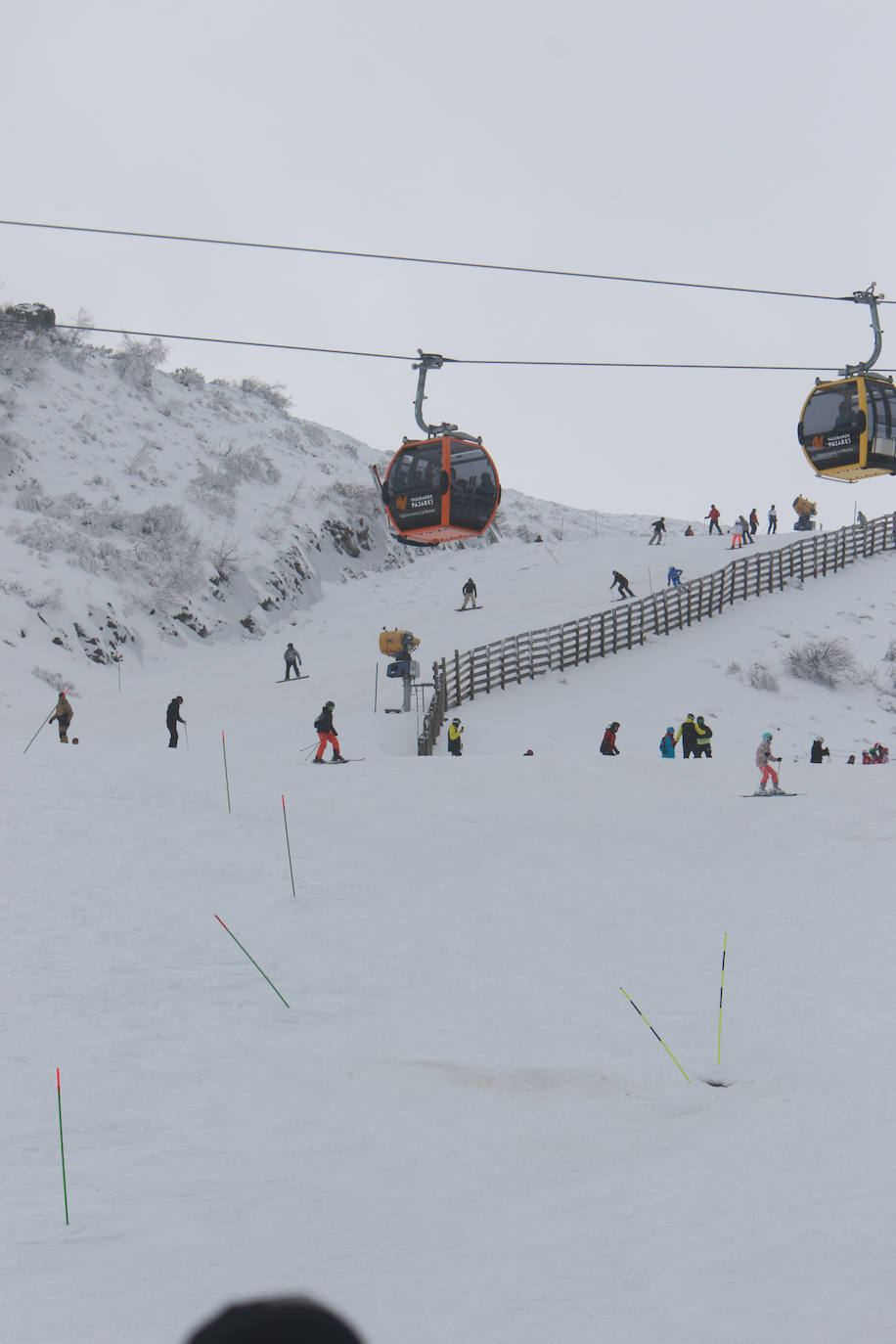 San Isidro y Pajares disfrutan bajo la nieve