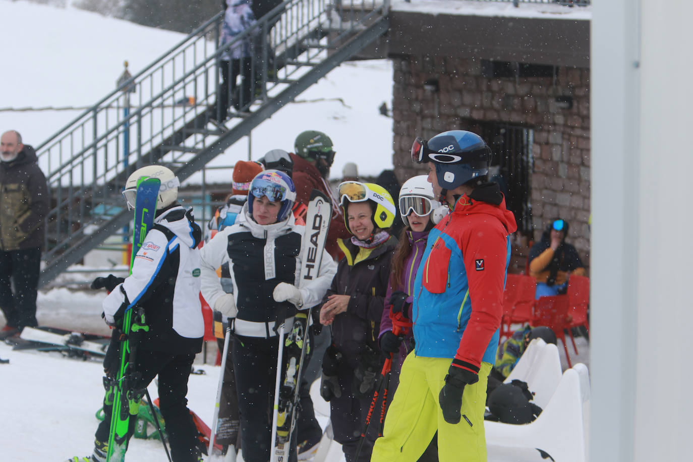 San Isidro y Pajares disfrutan bajo la nieve