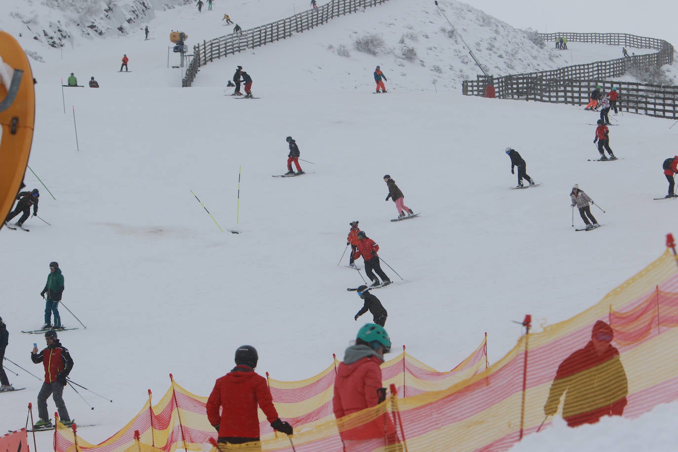 San Isidro y Pajares disfrutan bajo la nieve