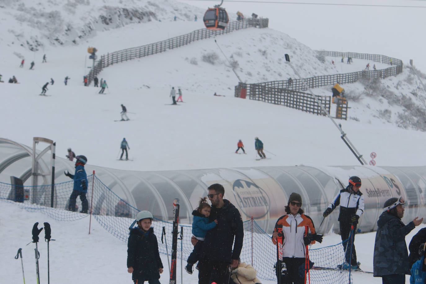San Isidro y Pajares disfrutan bajo la nieve