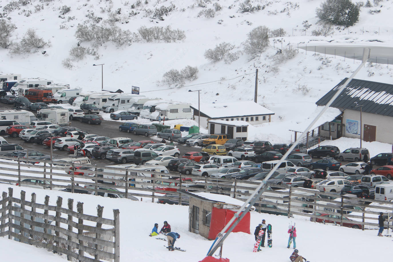 San Isidro y Pajares disfrutan bajo la nieve